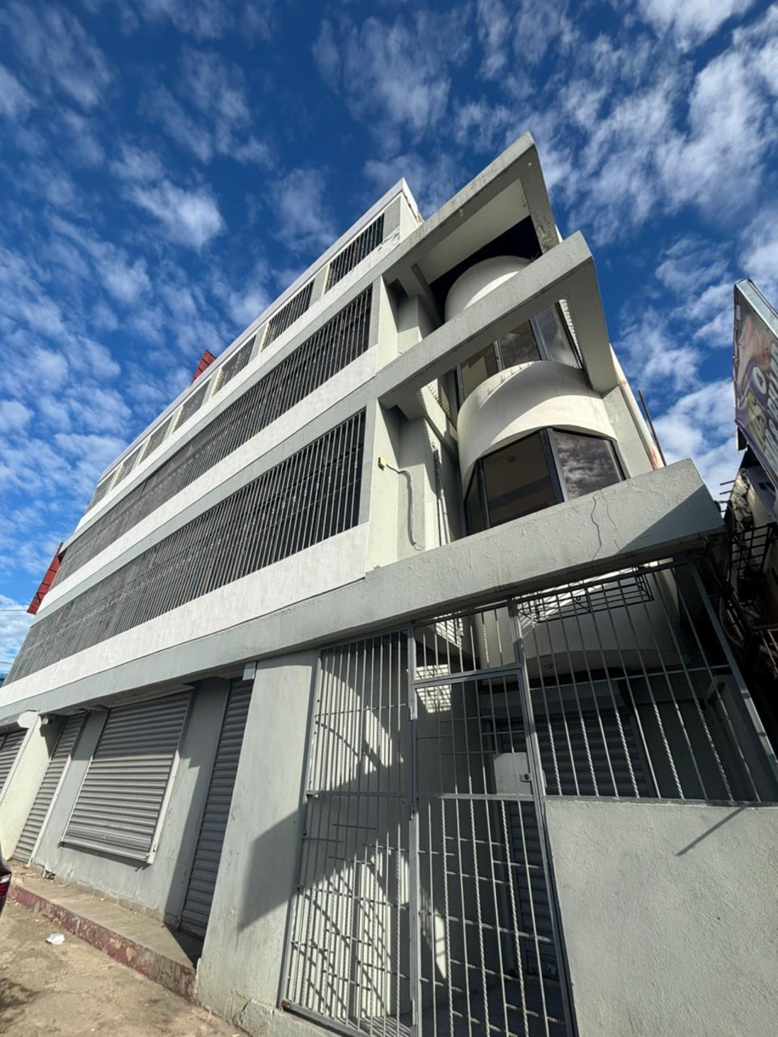 Se vende local comercial en la Av. Imbert